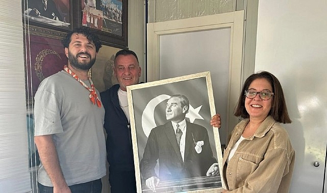 Çeşme Belediyesi’nden Muhtarlar Haftası’nda Anlamlı Hediye: Atatürk Tablosu