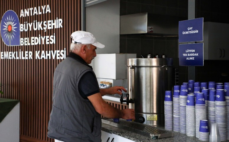 Antalya Büyükşehir’in Emekli Kahvelerine Katılım Artıyor