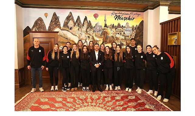 Belediye Başkanı Rasim Arı, Galatasaray Kadın Sutopu Takımı'nı Nevşehir'de Ağırladı