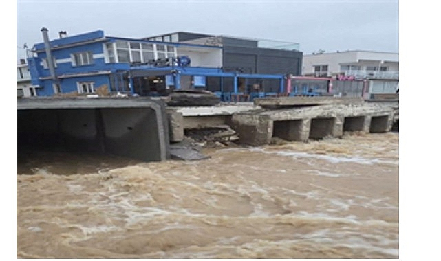 Karaburun, Çeşme ve Foça'da Yoğun Yağışlara Karşı Ekipler Seferber Oldu