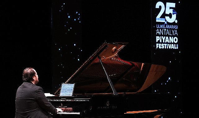 Gökhan Aybulus, Antalyalıları Büyüleyen Performansıyla Sahnedeydi