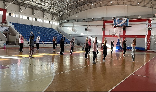 Narlıdere Belediyesi’nin Aerobik Kursları Kadınlara Sağlıklı ve Enerjik Günler Sunuyor