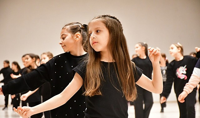 Lüleburgaz Çocuk Halk Dansları Topluluğu Sanatla Enerjisini Birleştiriyor