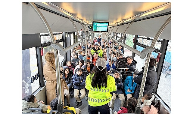Konya Büyükşehir'in Nezaket Otobüsü Öğrencilere Trafik Kültürünü Aşılıyor