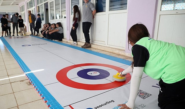 Antalya Büyükşehir Belediyesi Kız Çocuklarını Floor Curling ile Spora Teşvik Ediyor