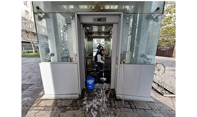 Kocaeli Büyükşehir, Üst Geçit Asansörlerinde Hijyen ve Temizliği Ön Planda Tutuyor