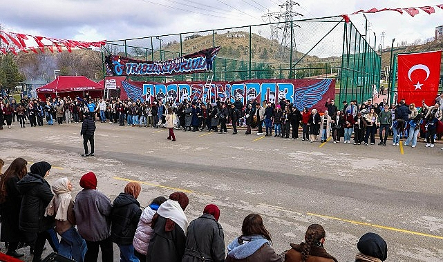 Üniversiteli Trabzonsporlulardan Keçiören'de Coşkulu Horon Festivali
