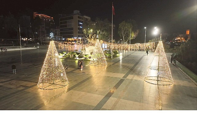 Büyükşehir Belediyesi Antalya'yı süslüyor