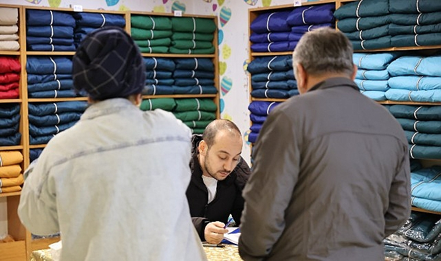 Bayrampaşa Belediyesi 900 İhtiyaç Sahibi Çocuğa Mont Dağıttı