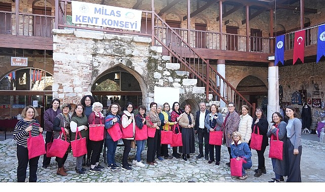Milas’ta Kadınlar Singer Dikiş Atölyesiyle El Emeği Çantalar Üretti