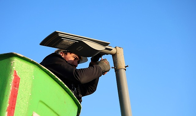 Kocaeli'de Duraklar Güneş Enerjili Aydınlatmayla Donatılıyor