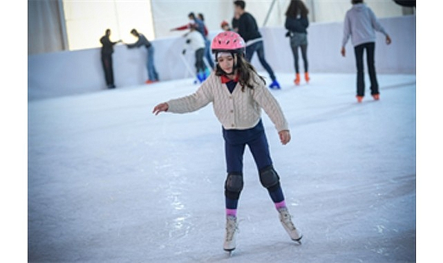 İzmir’de Yeni Yıl Coşkusu Buz Pistlerinde Yaşanıyor