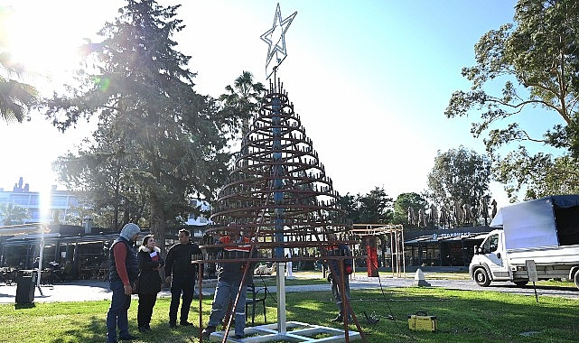 Kemer Belediyesi, Cam Atıklardan Yılbaşı Ağacı Tasarladı