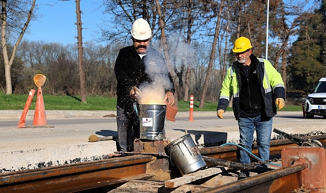 Kartepe Tramvay Hattı'nda Raylar Kaynakla Birleştiriliyor