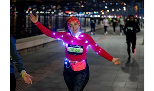 İzmirliler Yılın En Uzun Gecesini Işıklarla Aydınlattı