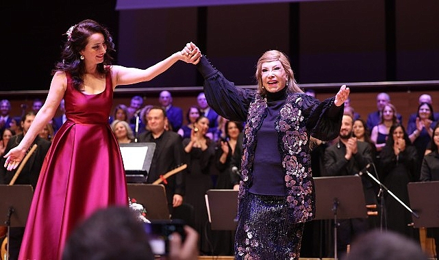Bedia Akartürk’ten İzmir Büyükşehir Korosuna Yeni Yıl Sürprizi