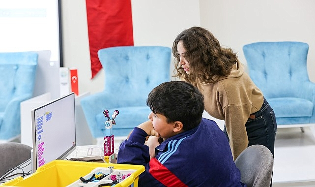 Buca'da Geleceğin Yazılımcıları Robotik Kodlama Atölyeleriyle Yetişiyor
