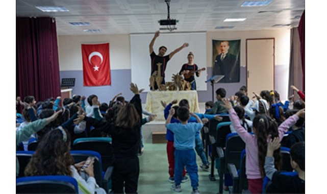 “Kendini Arayan Zürafa” Oyunu Buca’da Miniklerle Buluştu