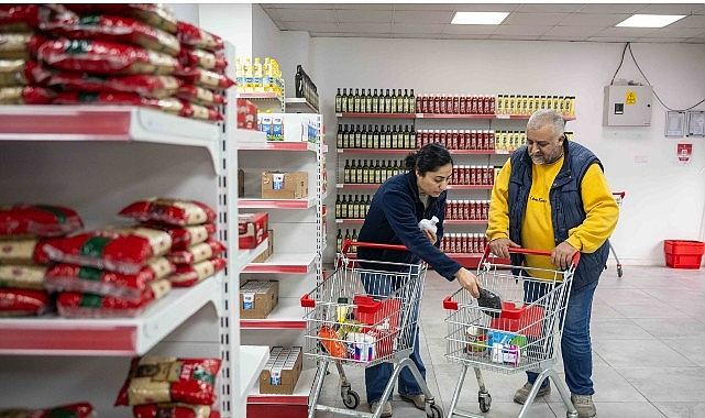 Bornova Belediyesi'nden 3.500 Aileye Yeni Yıl Desteği