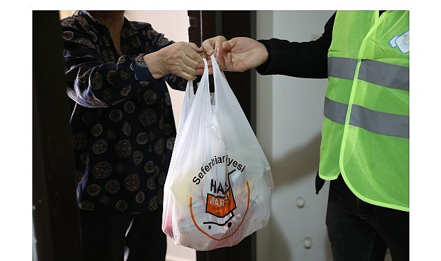 Seferihisar Belediyesi 300 Aileye Yılbaşı Paketi Desteği Sağladı