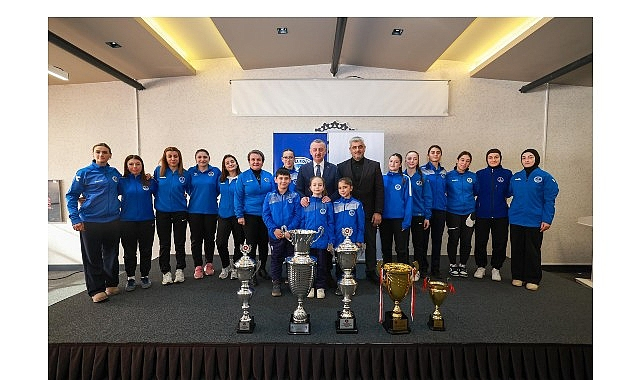 Başkan Büyükakın, Kağıtspor'un Başarılı Sporcularını Ödüllendirdi