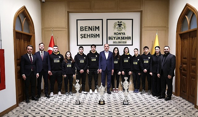 Konya Büyükşehir'in Başarılı Judocuları 2025 Yılında Kazandıkları Kupaları Başkan Altay'a Sundular