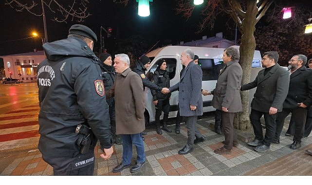 İnegöl Protokolü Yeni Yıl Gecesi Görevdeki Personeli Ziyaret Etti
