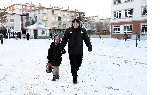 Keçiören'de Okul Çevrelerinde Karla Mücadele ve Güvenli Geçiş Çalışması