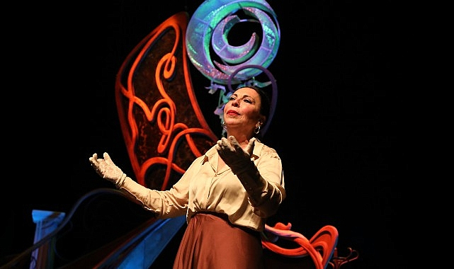 Şehrin Tiyatrosu “Hayat Der Gülümserim