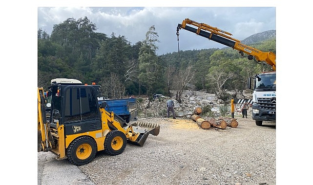 Kemer'de temizlik çalışmaları sürüyor