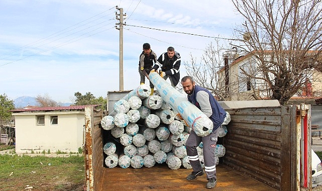 Büyükşehir'den hortum ve yağıştan zarar gören çiftçiye sera naylonu desteği