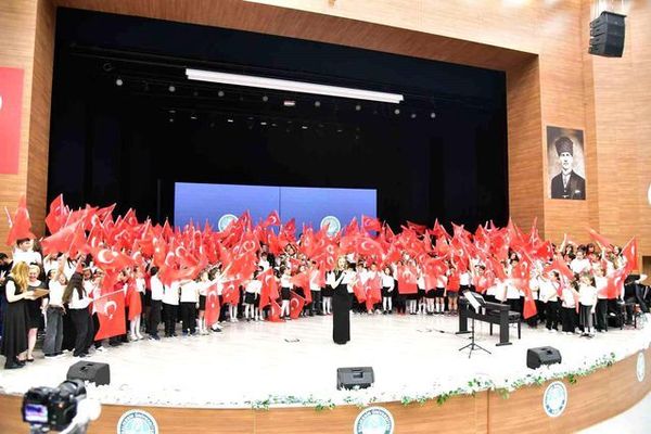 Balıkesir'de 300 Çocuk Ortak Sahnedeydi