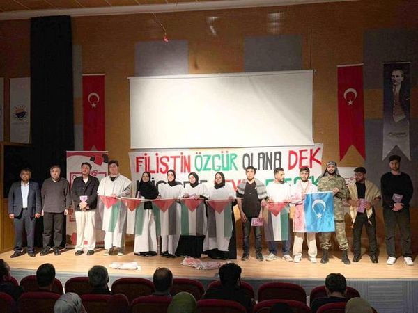 Sinop'ta Ümmet Coğrafyaları Konferansı ve Tiyatro Gösterisi Büyük İlgi Topladı