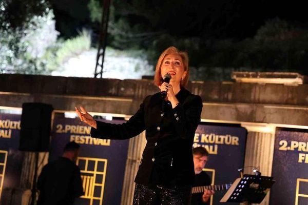 Priene Antik Kenti’nde Ünlü Sanatçı Alexandra Gravas Konseri Büyüledi