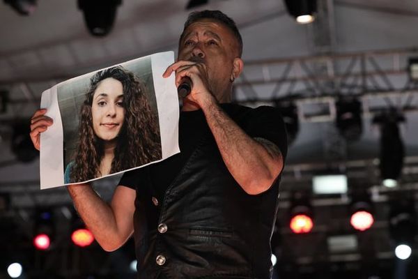 Haluk Levent, Konserde Gülistan Doku'nun Posteriyle Destek Verdi